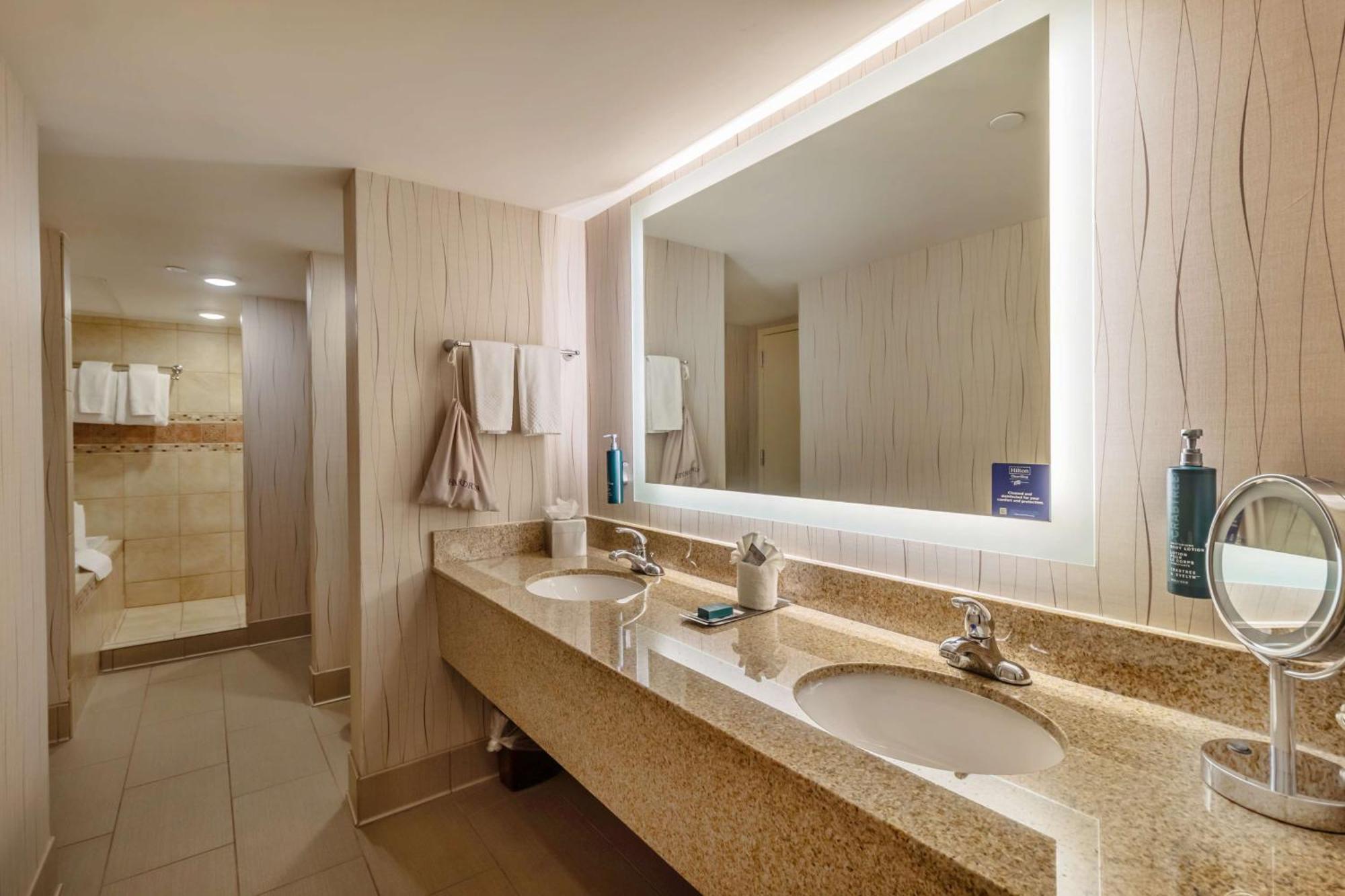 Doubletree By Hilton Lawrence Hotel Exterior foto
